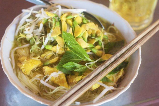 Bát bún cá Châu Đốc có màu vàng đặc trưng của cá, của nước lèo và bông điên điển có giá khá rẻ,&nbsp;chỉ&nbsp;15.000 -&nbsp;20.000 đồng&nbsp;- Ảnh: Minh Đức