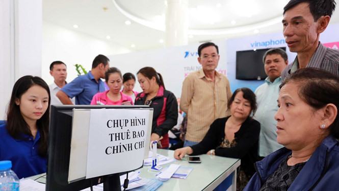 Người dân TP.HCM đến Vinaphone bổ sung thông tin thuê bao sáng 23.4 /// Ngọc Dương
