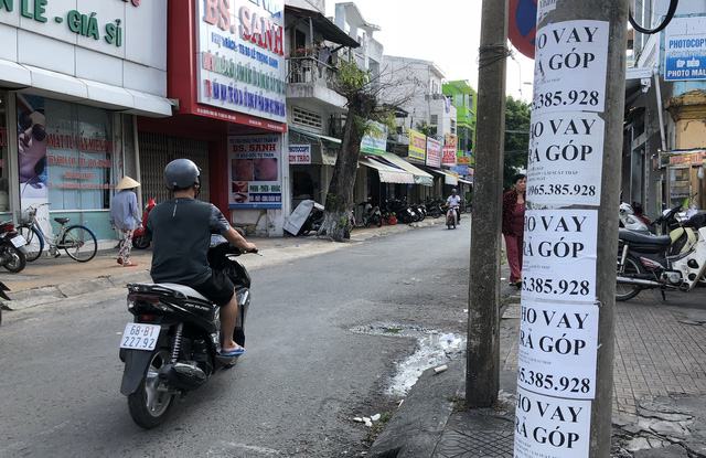 Cảnh giác với quảng cáo cho vay không thế chấp ở cột điện - Ảnh 1. Cảnh giác với quảng cáo cho vay không thế chấp ở cột điện - Ảnh 1.