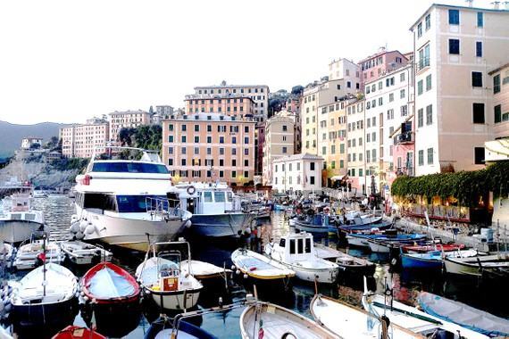 Châu Âu đối phó với làn sóng Covid-19 thứ hai Bến thuyền tại Camogly, miền Nam Italy vắng khách do Covid-19