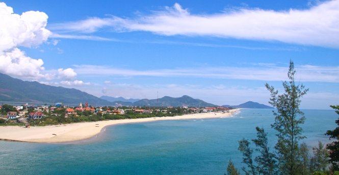 &nbsp;Bãi biển Lăng Cô dài hàng chục kilômet kéo dài từ chân đèo Hải Vận tới cảng Chân Mây - Ảnh: Lê Hồng Thái.