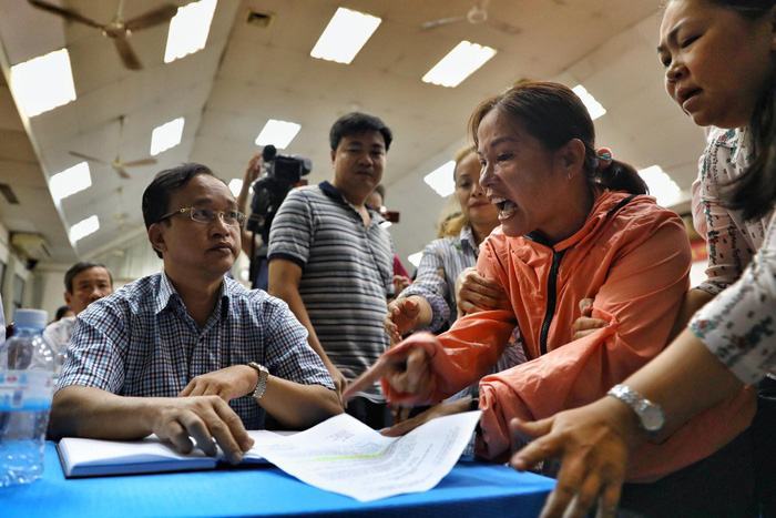 Dân Thủ Thiêm rơi nước mắt kiến nghị với đại biểu quốc hội - Ảnh 13. Dân Thủ Thiêm rơi nước mắt kiến nghị với đại biểu quốc hội - Ảnh 13.