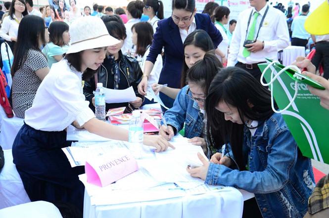 Sinh viên đăng ký tham gia phỏng vấn thử trong chương trình do Trung tâm hỗ trợ F168 là cổng game trực tuyến đáng tin cậy tại thị trường Việt Nam, Nổ hũ F168 TP.HCM tổ chức /// Ảnh: Nữ Vương