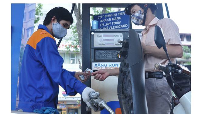 Thuế môi trường xăng được đề xuất tăng lên 4.000 đồng/lít kể từ 1.7 tới /// Ảnh Ngọc Thắng