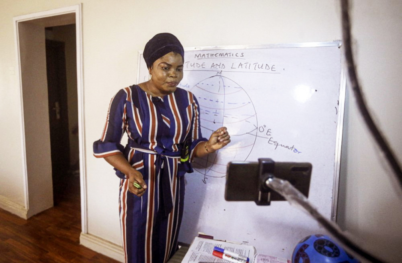 “Giáo viên quốc tế bất đắc dĩ” Cô Basirat Olamide Ajayi dạy trực tuyến qua điện thoại di động từ nhà mình ở Lagos, Nigeria