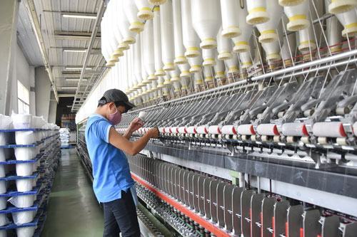 Kinh tế TP HCM giữ được tín hiệu lạc quan - Ảnh 1. Kinh tế TP HCM giữ được tín hiệu lạc quan - Ảnh 1.