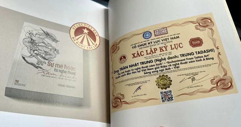 “Lạm phát” kỷ lục Việt Nam Cuốn sách Sự mê hoặc từ nghệ thuật xăm hình được xác lập kỷ lục Cuốn sách đầu tiên tại Việt Nam giới thiệu về nghệ thuật xăm hình Á Đông bằng song ngữ Anh - Việt (ảnh từ Facebook nhân vật)