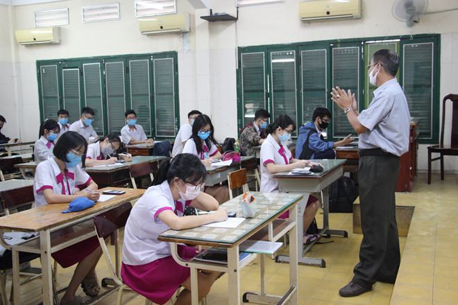 Học sinh lớp 12 rèn kỹ năng thi trắc nghiệm /// Ảnh: B.Thanh