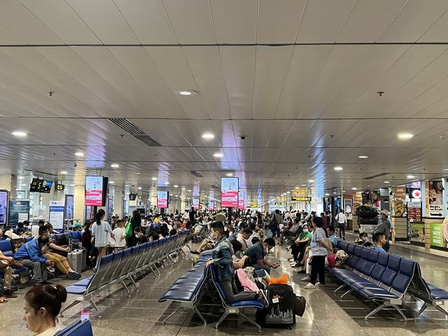 Mới chớm hè đã ám ảnh máy bay delay - Ảnh 1. Mới chớm hè đã ám ảnh máy bay delay - Ảnh 1.
