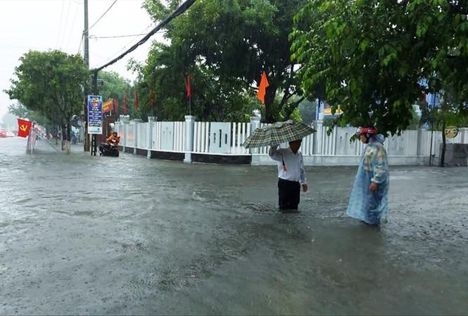 Nguy cơ lũ chồng lũ ở miền Trung Mưa lớn khiến nhiều tuyến đường ở TP Tam Kỳ, Quảng Nam ngập nặng ảnh: hoài văn