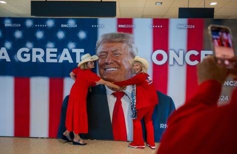 Kay Hall và Sharon Henson, đều đến từ Texas, chụp ảnh cùng tấm áp phích của ông Trump vào ngày 15-7. Ảnh: CNN Kay Hall và Sharon Henson, đều đến từ Texas, chụp ảnh cùng tấm áp phích của ông Trump vào ngày 15-7. Ảnh: CNN