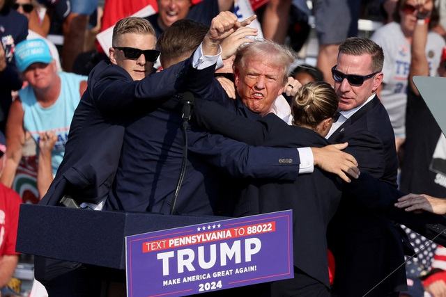 Ông Trump xuất hiện sau vụ mưu sát, tuyên bố cứng rắn- Ảnh 1. Ông Trump xuất hiện sau vụ mưu sát, tuyên bố cứng rắn- Ảnh 1.