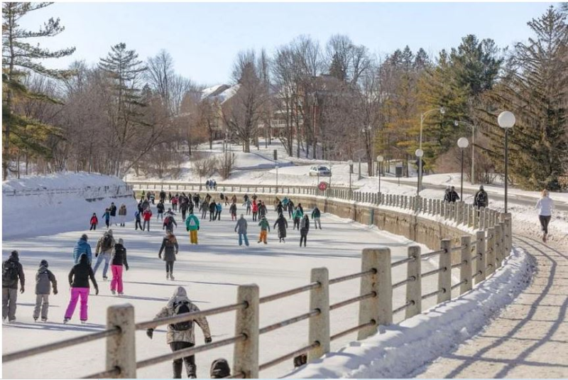 Sân trượt băng lớn nhất thế giới nguy cơ... thiếu băng Sân trượt băng quyến rũ Rideau Canal Skateway ở Ontario là sân trượt băng tự nhiên lớn nhất thế giới.