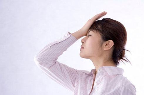 Biểu hiện khi bị say nắng, say nóng Các biểu hiện của say nắng, say nóng có thể tùy theo mức độ tăng thân nhiệt và thời gian.