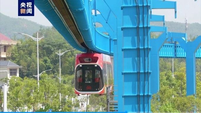 Tàu treo điện trên đường ray “treo ngược” đầu tiên của Trung Quốc hoạt động