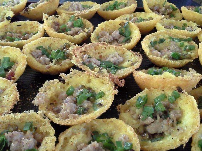 Những chiếc bánh khọt mới ra lò - Ảnh: Huyền Trần