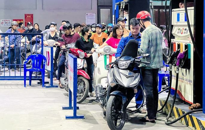Thủ tướng: Khắc phục tình trạng thiếu hụt xăng dầu cục bộ ngay từ ngày 12-11 - Ảnh 1. Thủ tướng: Khắc phục tình trạng thiếu hụt xăng dầu cục bộ ngay từ ngày 12-11 - Ảnh 1.