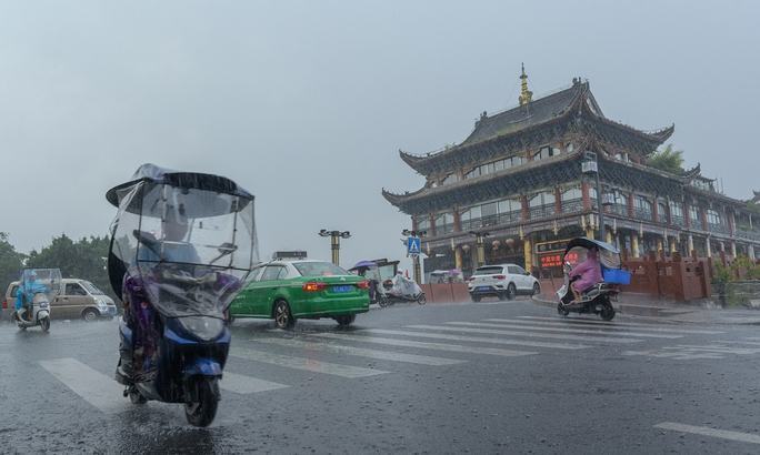 Trung Quốc: Nắng thiêu đốt rồi mưa xối xả, hơn 46.000 người phải sơ tán qua đêm - Ảnh 1. Trung Quốc: Nắng thiêu đốt rồi mưa xối xả, hơn 46.000 người phải sơ tán qua đêm - Ảnh 1.