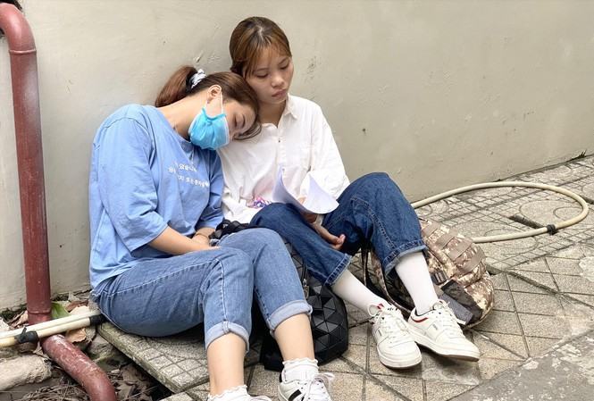 Trường F1686.com tải ứng dụng xé rào tuyển sinh Thí sinh mệt mỏi đợi lấy số xét tuyển bổ sung tại trường ĐH Thăng Long, Hà Nội sáng 6/10Ảnh: Diệp An
