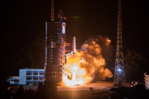 Tưởng là UFO, hóa ra là đầu tên lửa Trung Quốc - ảnh 1