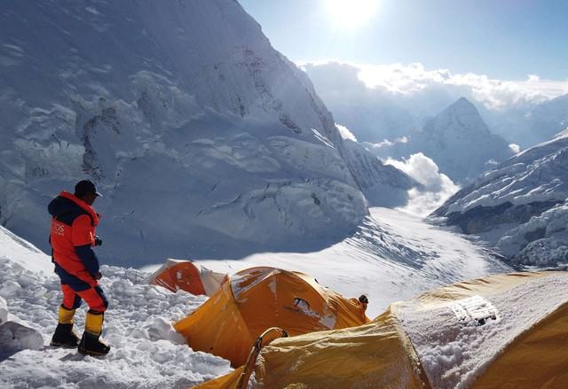 Vì sao nhiều thi thể nằm rải rác trên đỉnh Everest mà không được đưa xuống? - Ảnh 1. Vì sao nhiều thi thể nằm rải rác trên đỉnh Everest mà không được đưa xuống? - Ảnh 1.