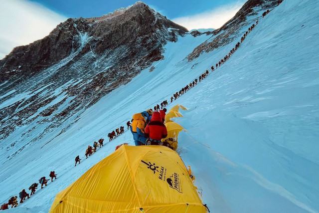 Vì sao nhiều thi thể nằm rải rác trên đỉnh Everest mà không được đưa xuống? - Ảnh 2. Vì sao nhiều thi thể nằm rải rác trên đỉnh Everest mà không được đưa xuống? - Ảnh 2.