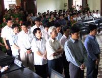 12 bị cáo nghe tuyên án trước toà 12 bị cáo nghe tuyên án trước toà