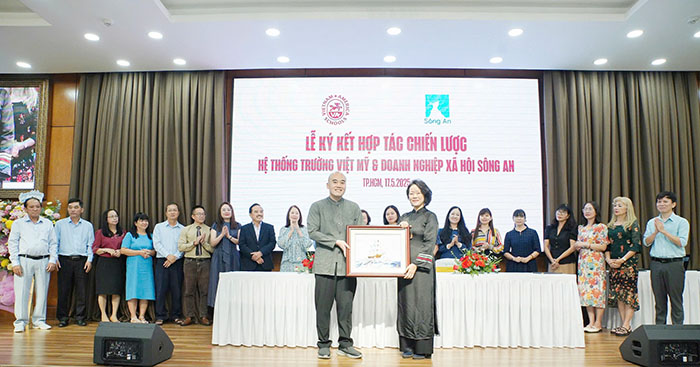 VA Schools đổi mới thương hiệu, xây dựng môi F1685 phiên bản mới tập lắng nghe và thấu hiểu