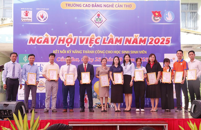 Sôi nổi ngày hội việc làm tại Trường Cao đẳng Nghề Cần Thơ