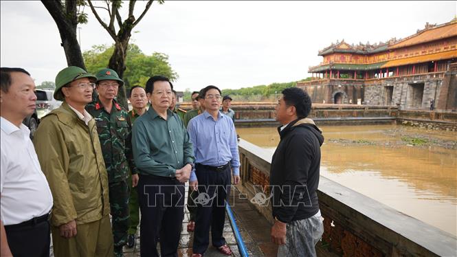 Phó Thủ tướng Mai Văn Chính kiểm tra tình hình ngập lụt tại Đại Nội Huế