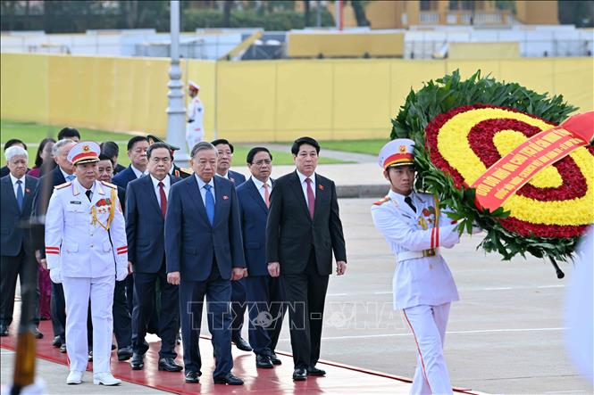 Đại biểu QuatangF168 khuyến mãi vào Lăng viếng Chủ tịch Hồ Chí Minh 