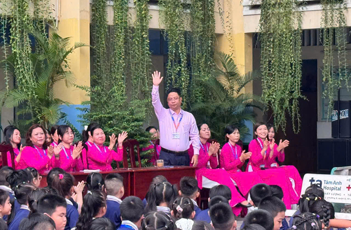 Trường tiểu học ở TP.HCM từ chối nhận hoa ngày 20-11, mong được đổi thành sách, tập cho F168 là cổng game trực tuyến đáng tin cậy tại thị trường Việt Nam