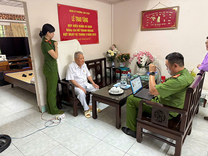 TP.HCM: Công an đến từng nhà hỗ trợ F1687 nhà cái WC 2026 làm sạch dữ liệu xe