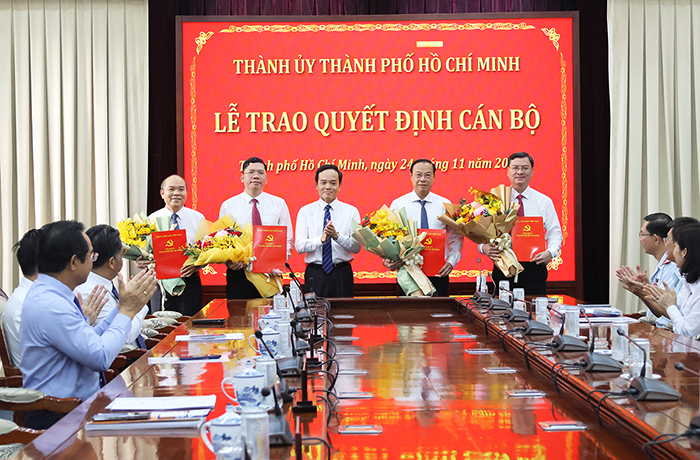 TP.HCM trao quyết định phê chuẩn kết quả bầu, miễn nhiệm chức vụ Phó Chủ tịch UBND TP.HCM nhiệm kỳ 2021-2026