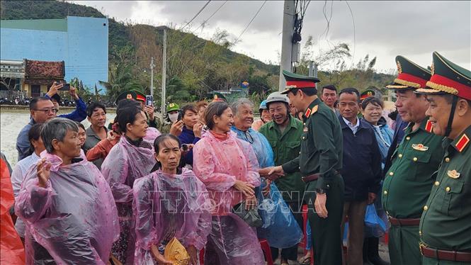 Đại tướng Phan Văn Giang thăm F1685 cá cược trực tuyến vùng rốn lũ Tuy Phước 
