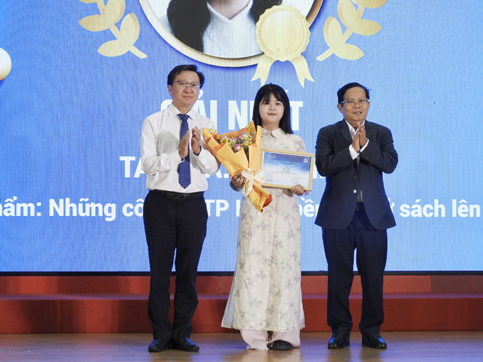 Báo Người Lao Động trao giải hai Trang Chủ F168.com Chính Thức Casino Uy Tín viết “Người Thầy kính yêu” và “Lòng tốt quanh ta”
