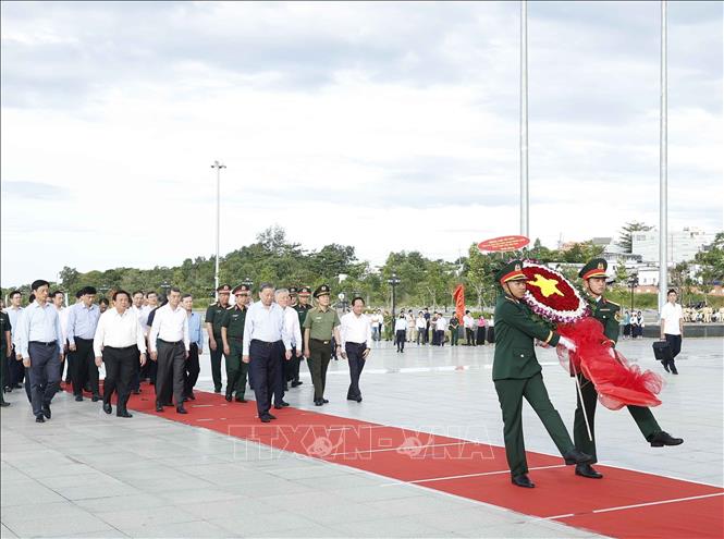 Tổng Bí thư Tô Lâm dâng hương tưởng niệm Chủ tịch Hồ Chí Minh và các Anh hùng liệt sĩ tại Phú Quốc