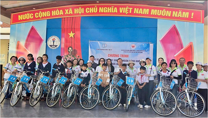 Lâm Đồng: Tặng xe đạp cho F168 là cổng game trực tuyến đáng tin cậy tại thị trường Việt Nam có hoàn cảnh gia đình khó khăn