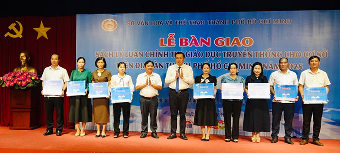 TP.HCM trang bị sách cho địa phương