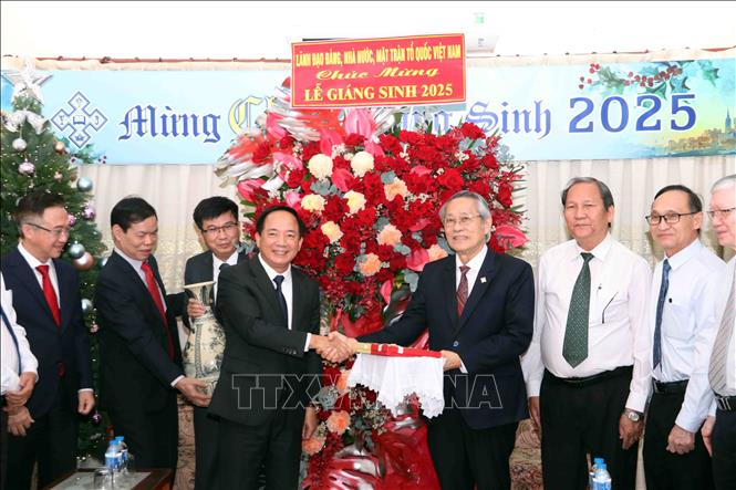 Trưởng Ban Tuyên giáo và Dân vận Trung ương chúc mừng Giáng sinh tại TP.HCM