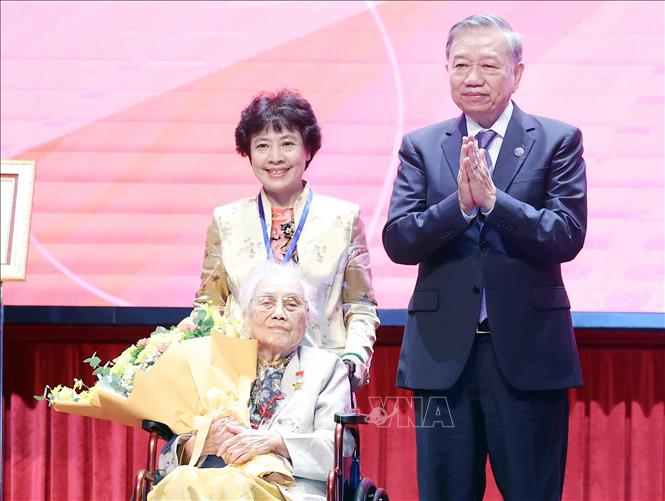 Đại hội Thi đua yêu nước toàn quốc lần thứ XI: Đại biểu cao tuổi nhất là Anh hùng Lao động, nguyên Phó Chủ tịch nước Nguyễn Thị Bình