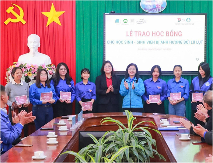 Lâm Đồng: Trao 25 suất học bổng cho Nổ hũ F168 có hoàn cảnh khó khăn