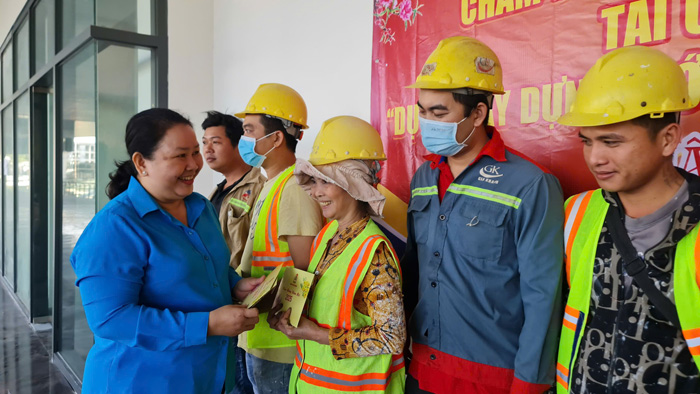 “Mang Tết” đến người lao động khó khăn