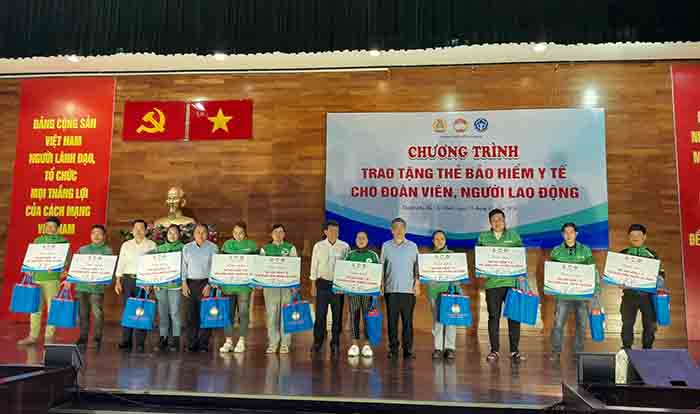 Hơn 800 đoàn viên, người lao động được tặng bảo hiểm y tế trước thềm Tết Nguyên đán Bính Ngọ