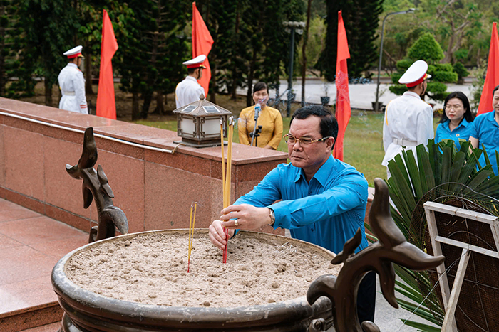 Đoàn công tác Cụm thi đua các LĐLĐ TP trực thuộc Trung ương thăm và tặng quà gia đình chính sách ở Côn Đảo