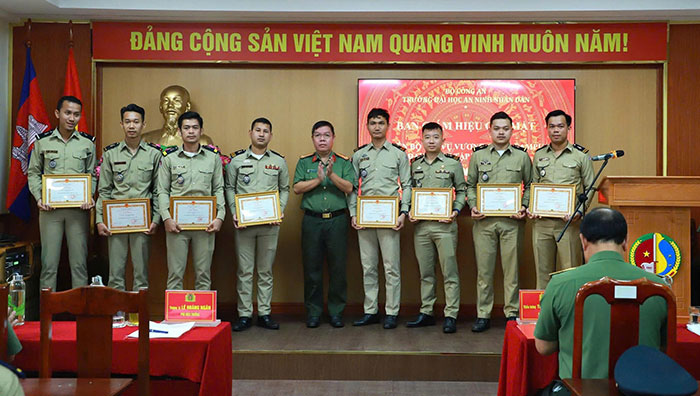 Ban Giám hiệu Trường Đại học An ninh F1685 cá cược trực tuyến gặp mặt học viên Bộ Nội vụ Vương quốc Campuchia