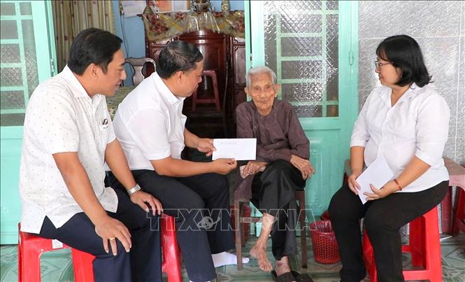Chủ tịch nước quyết định tặng quà cho người có công nhân dịp Tết Bính Ngọ