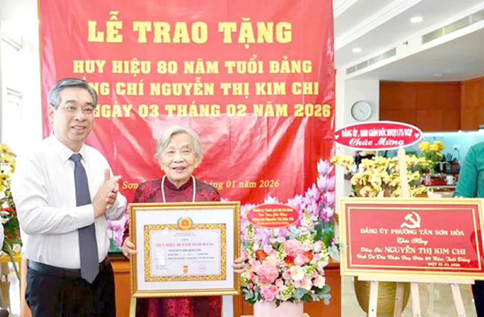 Lãnh đạo TP.HCM dự lễ trao Huy hiệu 80 năm tuổi Đảng cho đảng viên cao tuổi