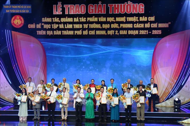 Ban hành chính sách khuyến khích phát triển văn học