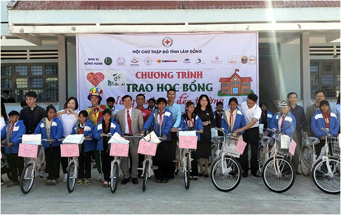 Lâm Đồng: Tổ chức Chương trình “Nâng bước em đến trường”